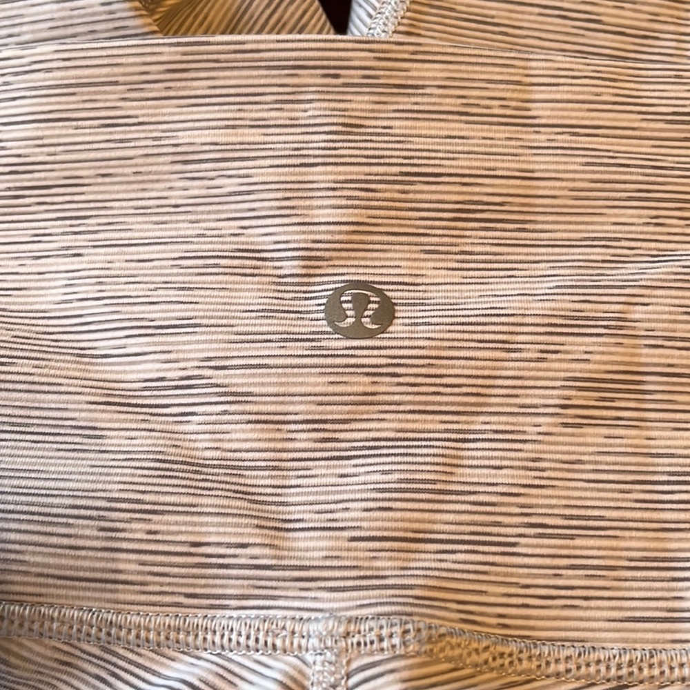 Woman’s Lululemon like new leggings.